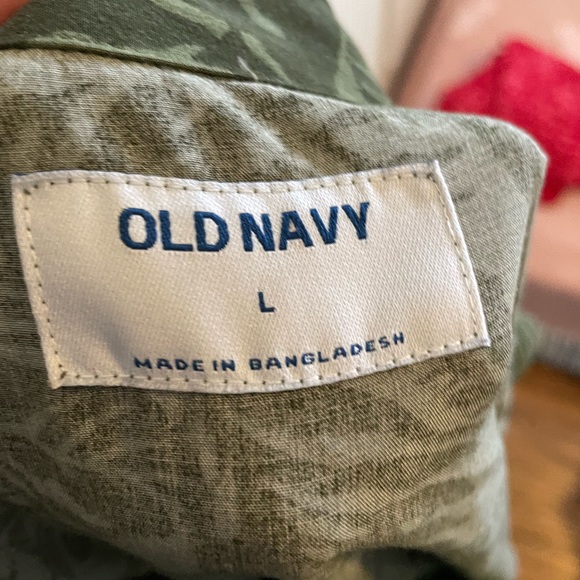 Old navy button down - Picture 2 of 4